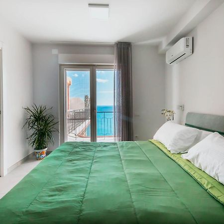 Blu Marine Bed & Breakfast กาตันซาโร ภายนอก รูปภาพ