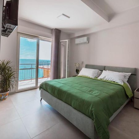 Blu Marine Bed & Breakfast กาตันซาโร ภายนอก รูปภาพ