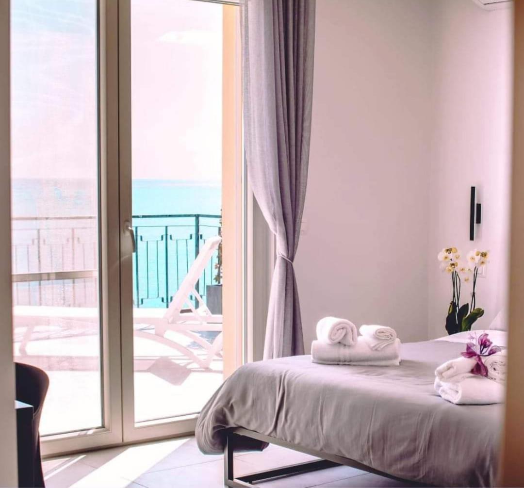 Blu Marine Bed & Breakfast กาตันซาโร ภายนอก รูปภาพ