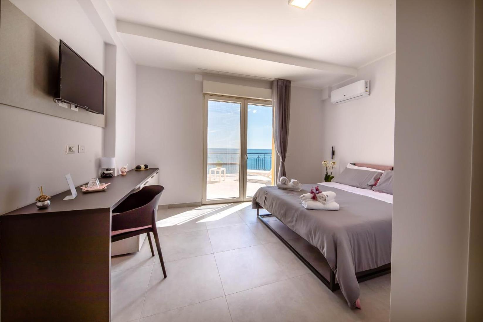Blu Marine Bed & Breakfast กาตันซาโร ภายนอก รูปภาพ
