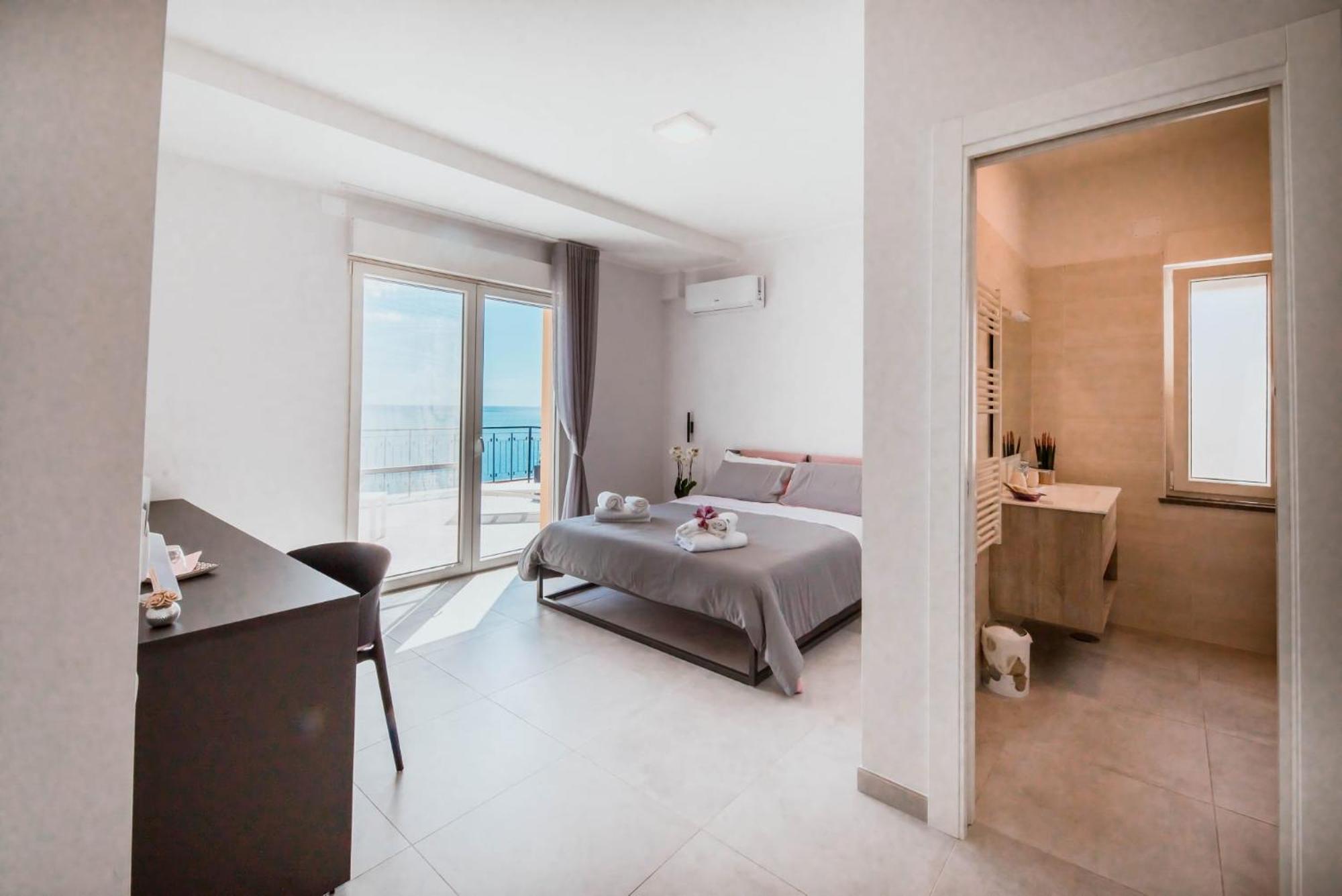 Blu Marine Bed & Breakfast กาตันซาโร ภายนอก รูปภาพ