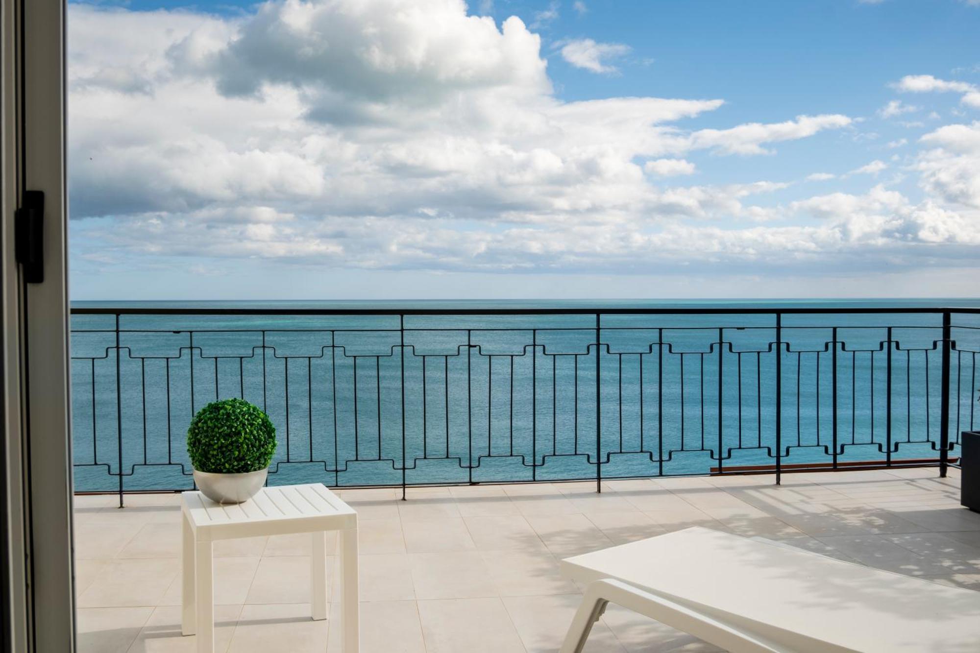 Blu Marine Bed & Breakfast กาตันซาโร ภายนอก รูปภาพ