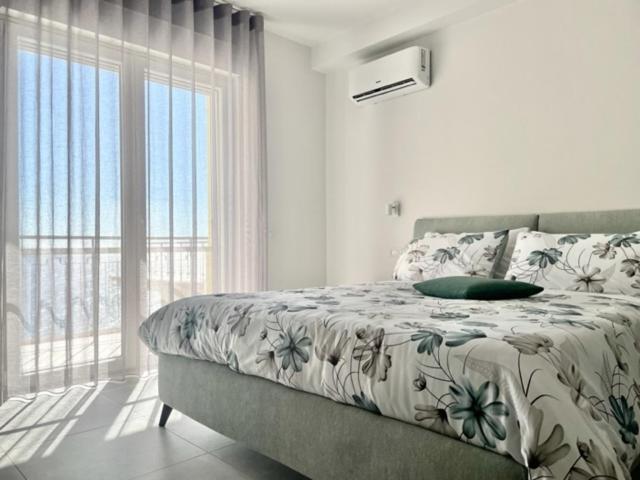 Blu Marine Bed & Breakfast กาตันซาโร ภายนอก รูปภาพ